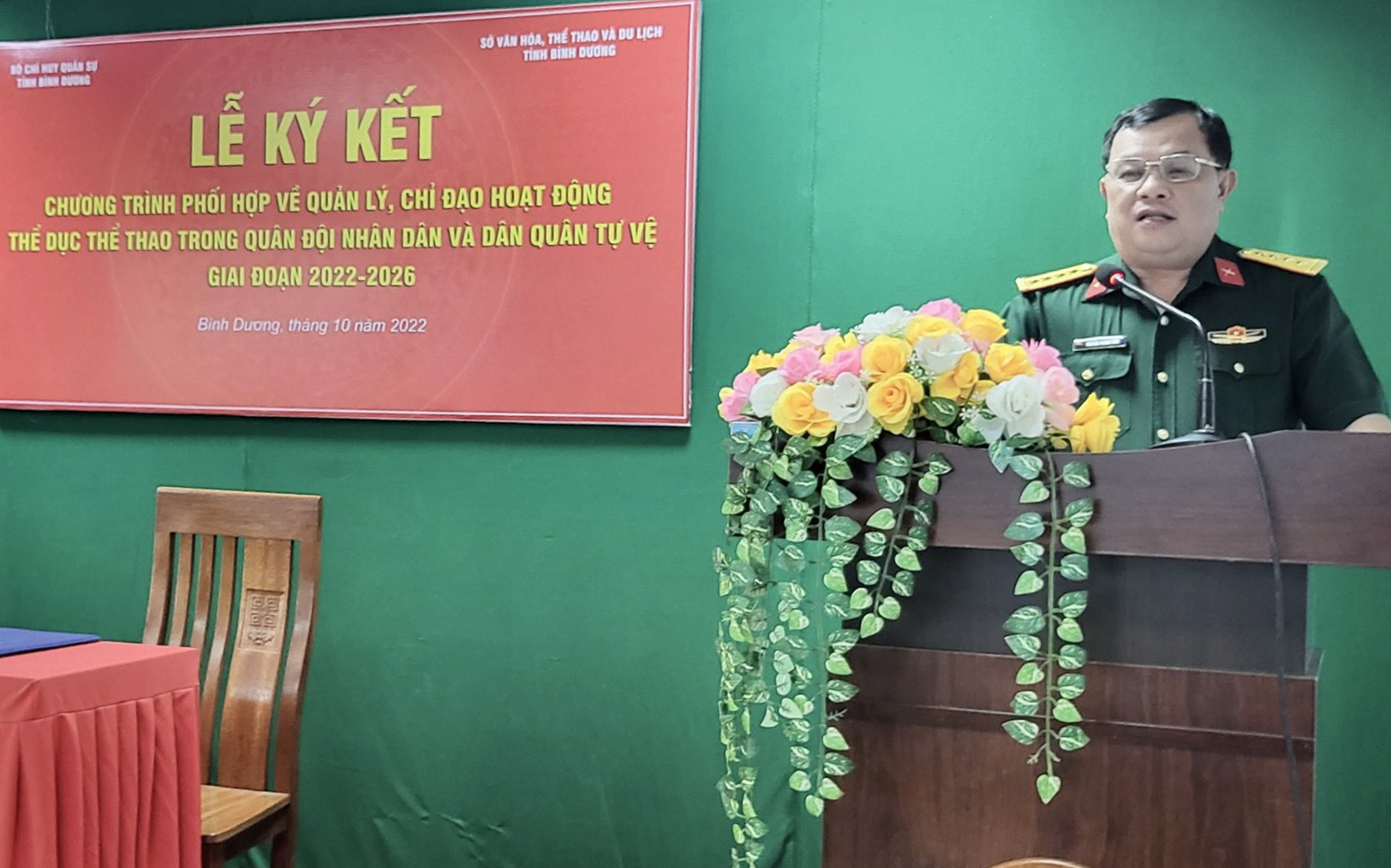 Đại tá Nguyễn Thanh Tâm - Phó Chỉ huy trưởng, Tham mưu trưởng Bộ Chỉ huy Quân sự tỉnh phát biểu tại lễ ký kết.